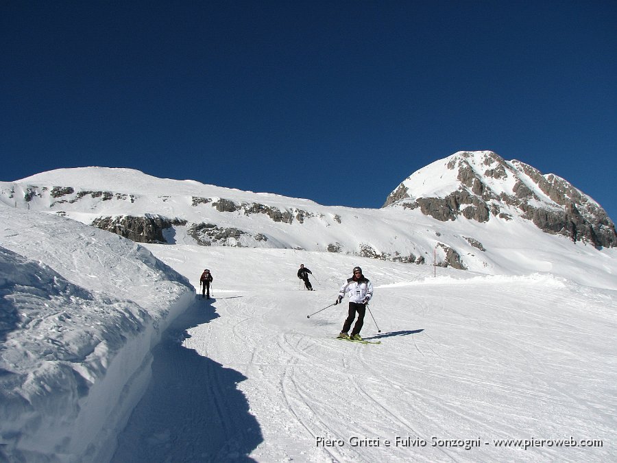 08 Autorizzati saliamo per breve tratto al margine delle piste.jpg